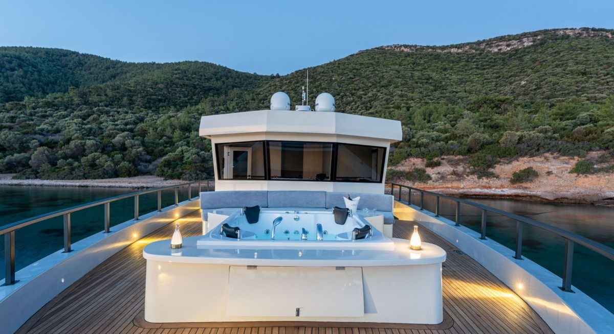 CALM DOWN yacht charter 2