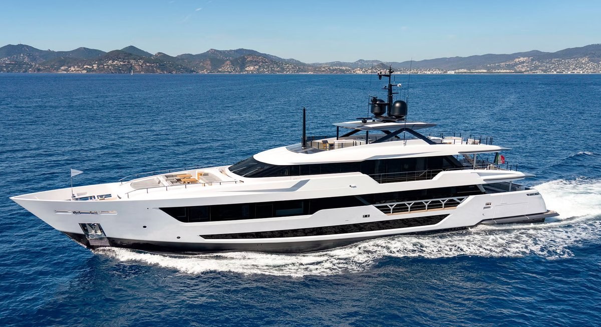 CANOE CANOE yacht charter 1