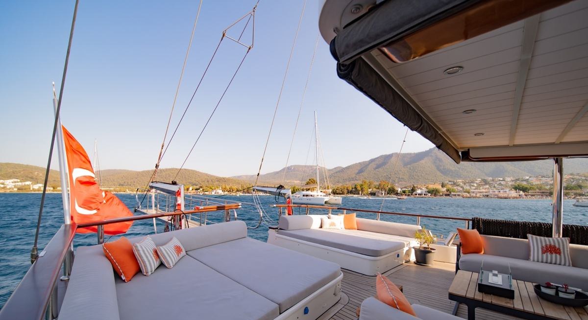 CAUSTIC yacht charter 4