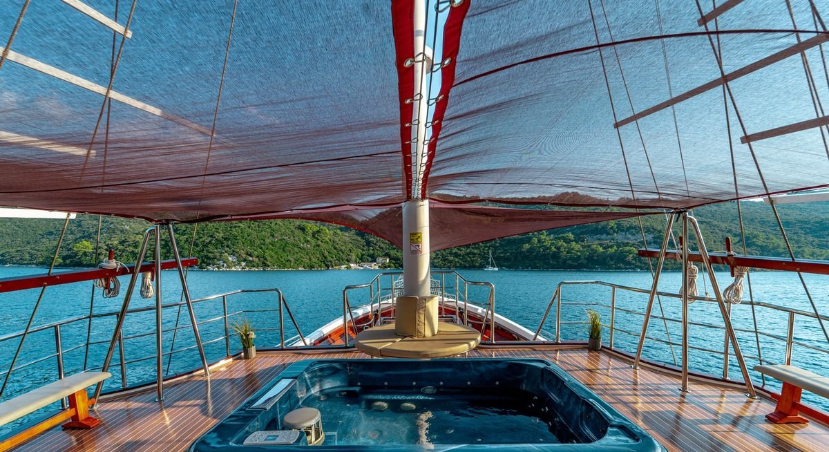 CESARICA yacht charter 3