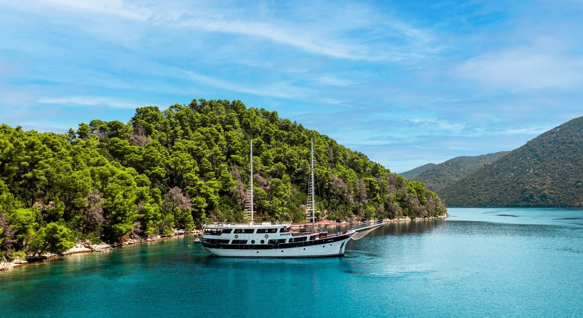 CESARICA yacht charter 1