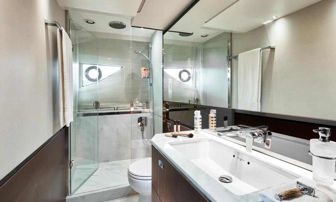 CHAMELEON III yacht charter 4