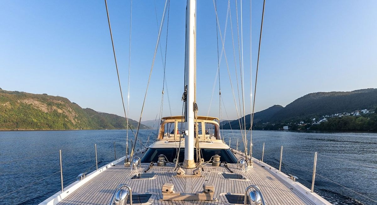 CHAMPAGNE HIPPY yacht charter 2