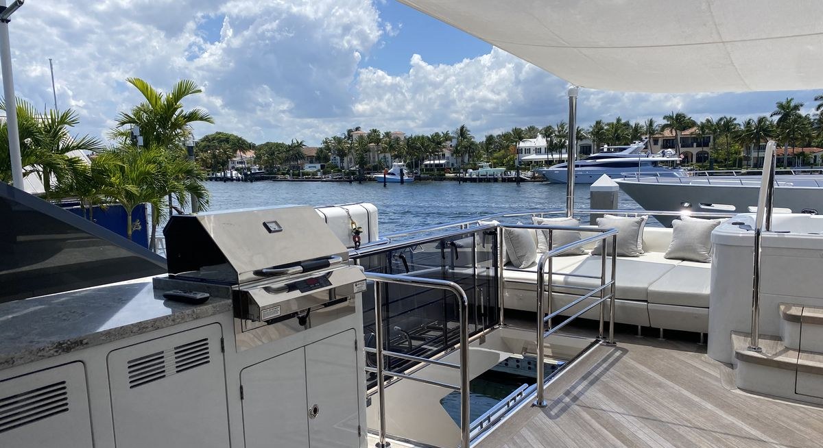 CHILLAXIN' yacht charter 3