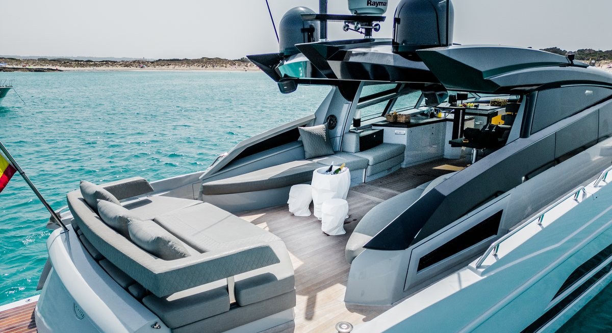 CHILLI yacht charter 2