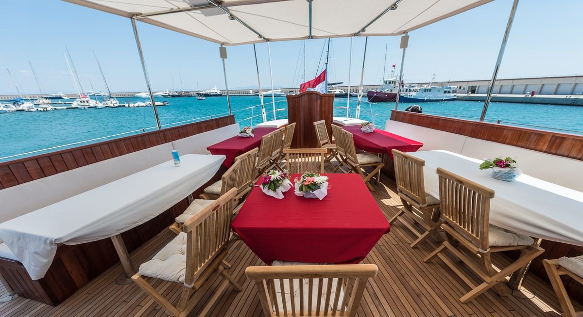 CHRONOS yacht charter 4