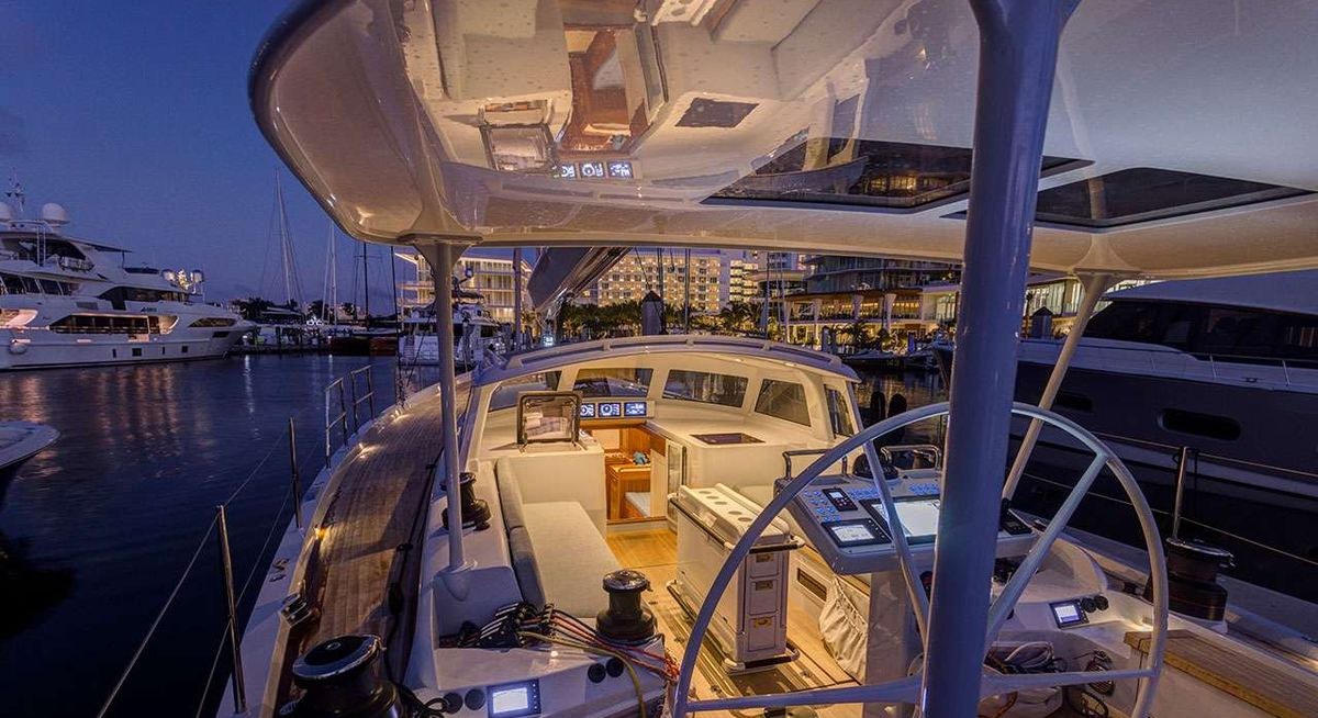 CIRRUS yacht charter 3