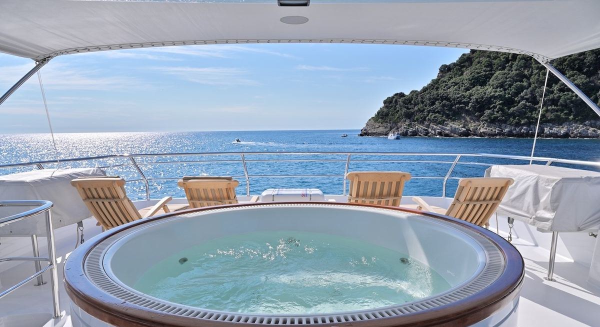 CLARITY yacht charter 2
