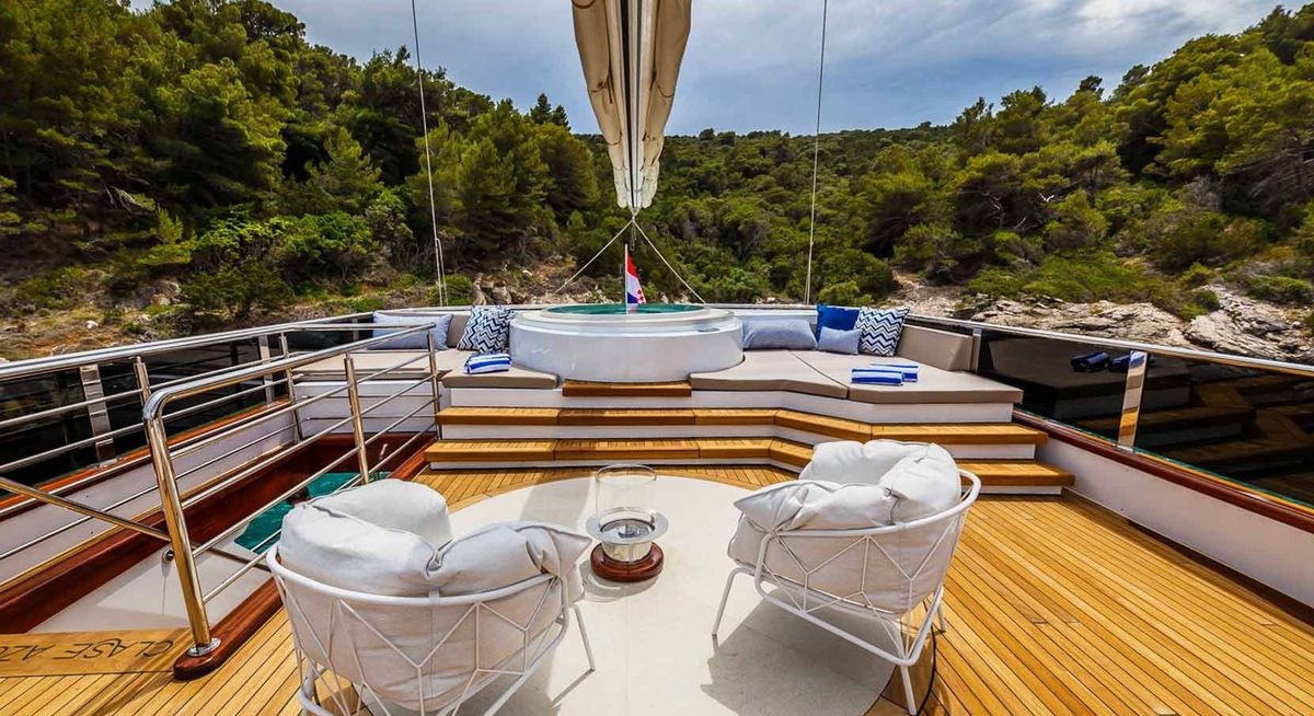 CLASE AZUL yacht charter 3