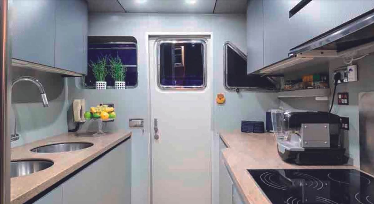CLAUDIA AMBER yacht charter 4