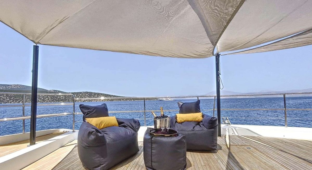 CRAZY HORSE yacht charter 2