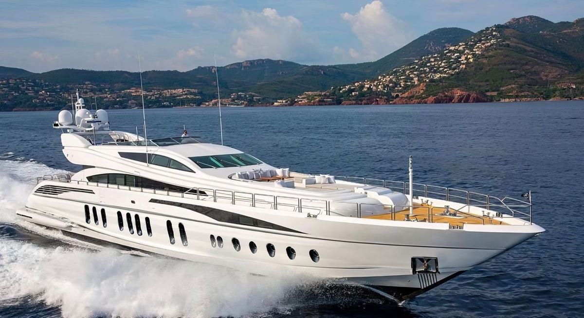 D'ONE D YACHT CHARTER yacht charter