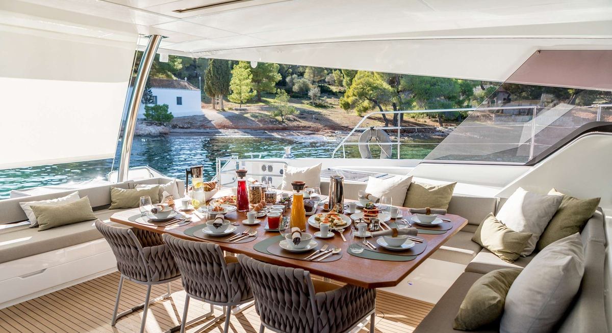 D2 yacht charter 4