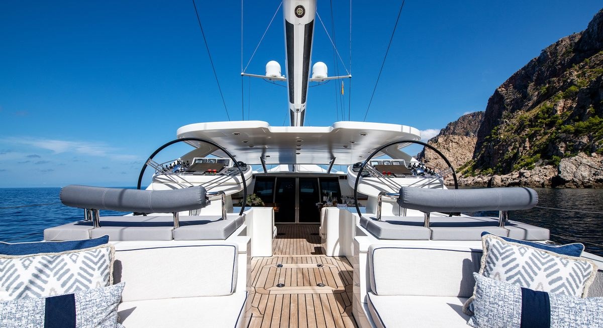 DAKOTA yacht charter 2