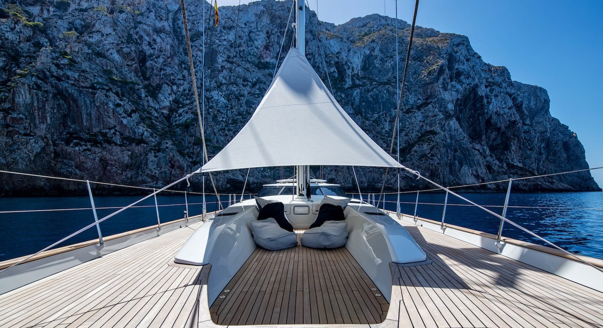DAKOTA yacht charter 3
