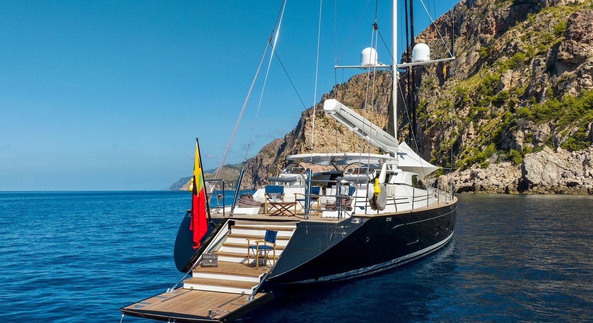 DAKOTA yacht charter 5
