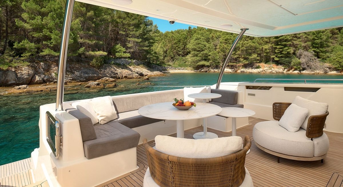 DAMARI yacht charter 4