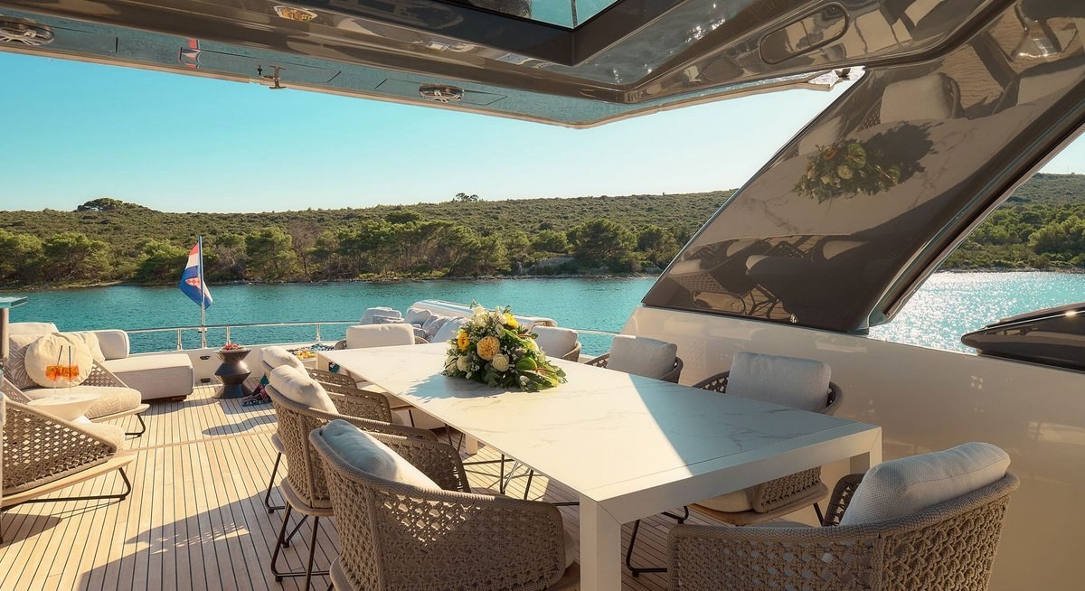 DAMARI yacht charter 3
