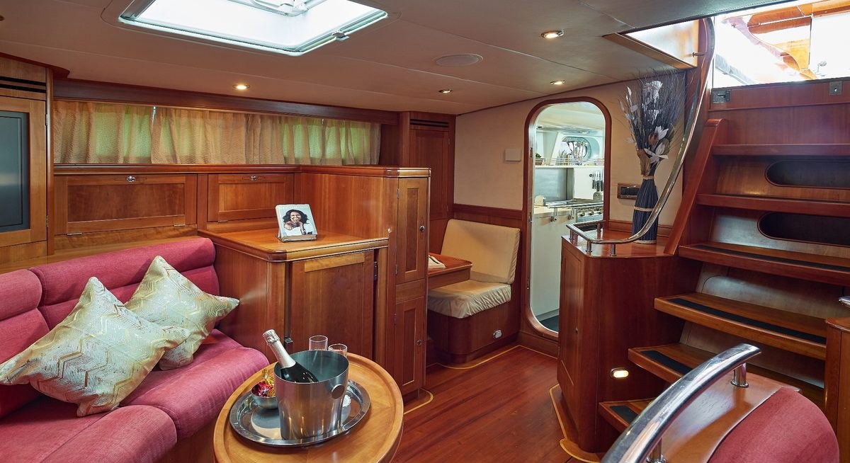 DARK STAR OF LONDON yacht charter 4