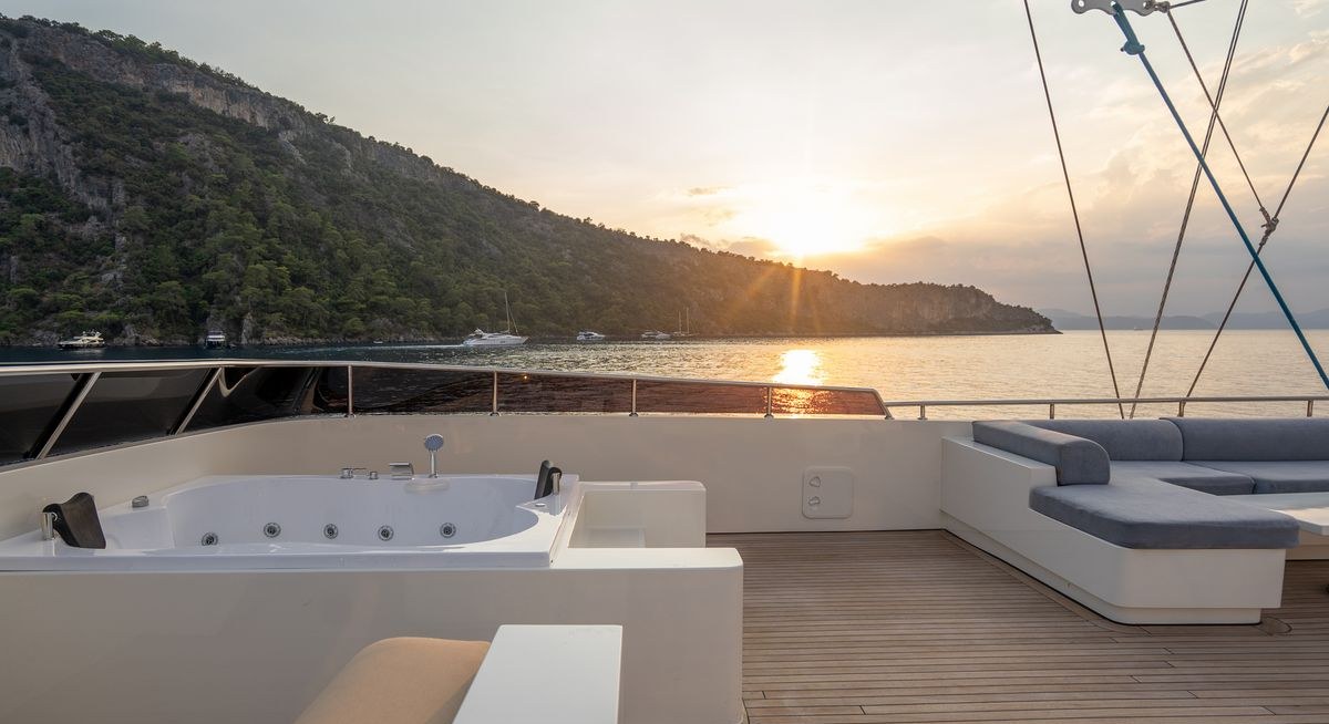 DE LOVE yacht charter 3