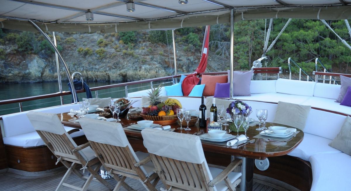 DEAR LILA yacht charter 4