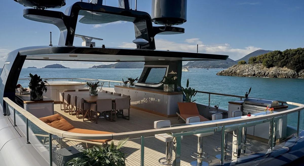 DEBRA ONE yacht charter 4