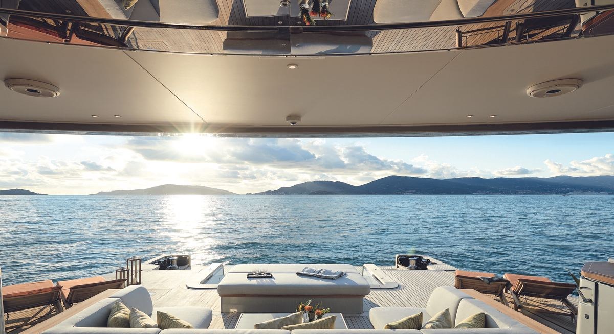 DEBRA ONE yacht charter 3