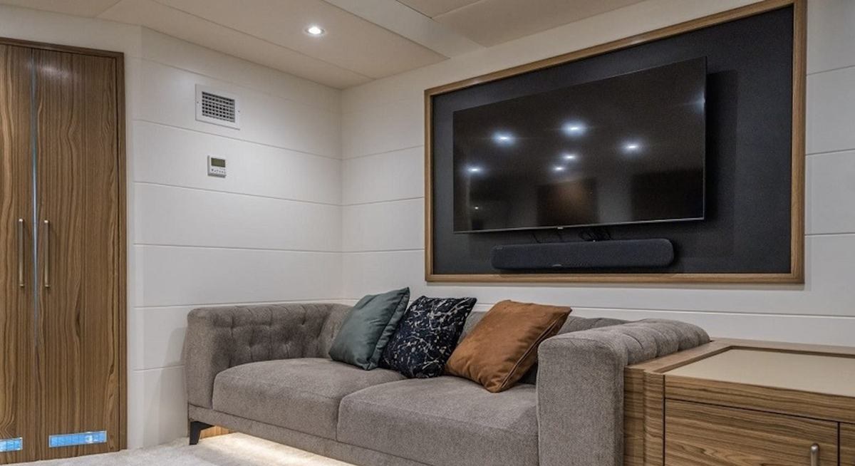 DEEP WATER yacht charter 3