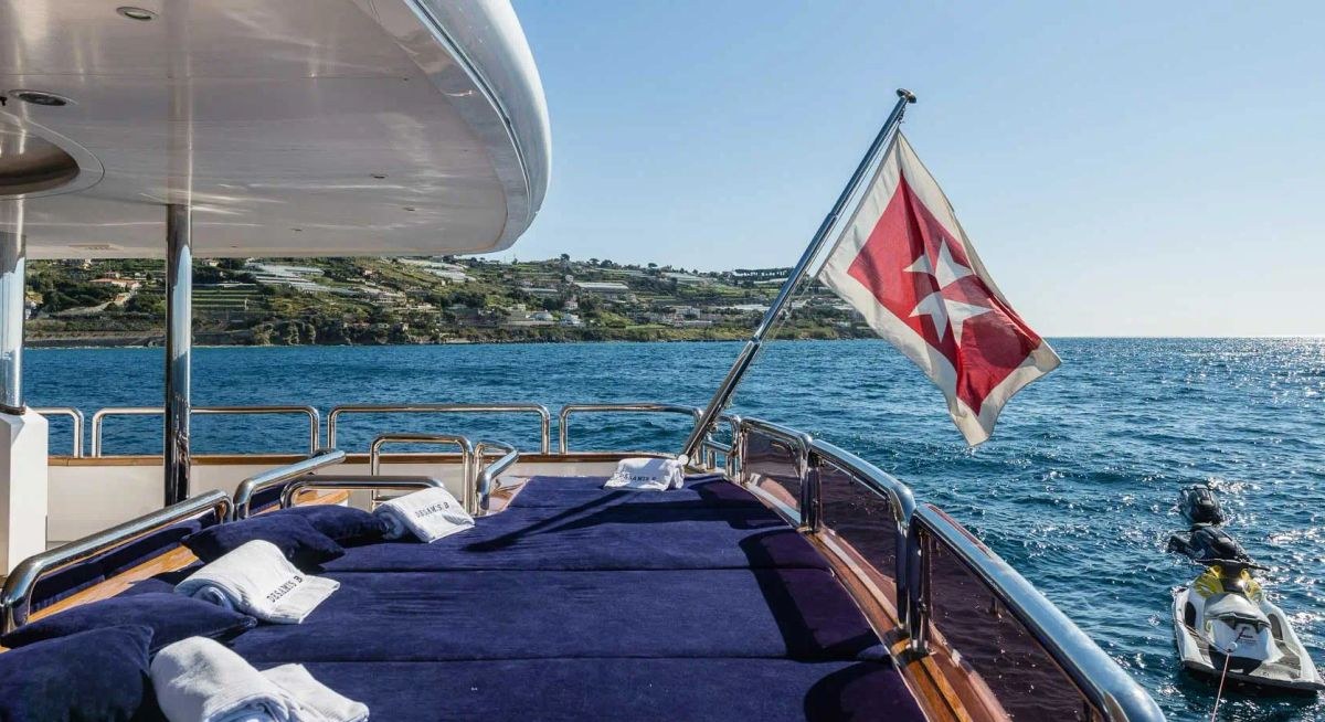 DESAMIS B yacht charter 3