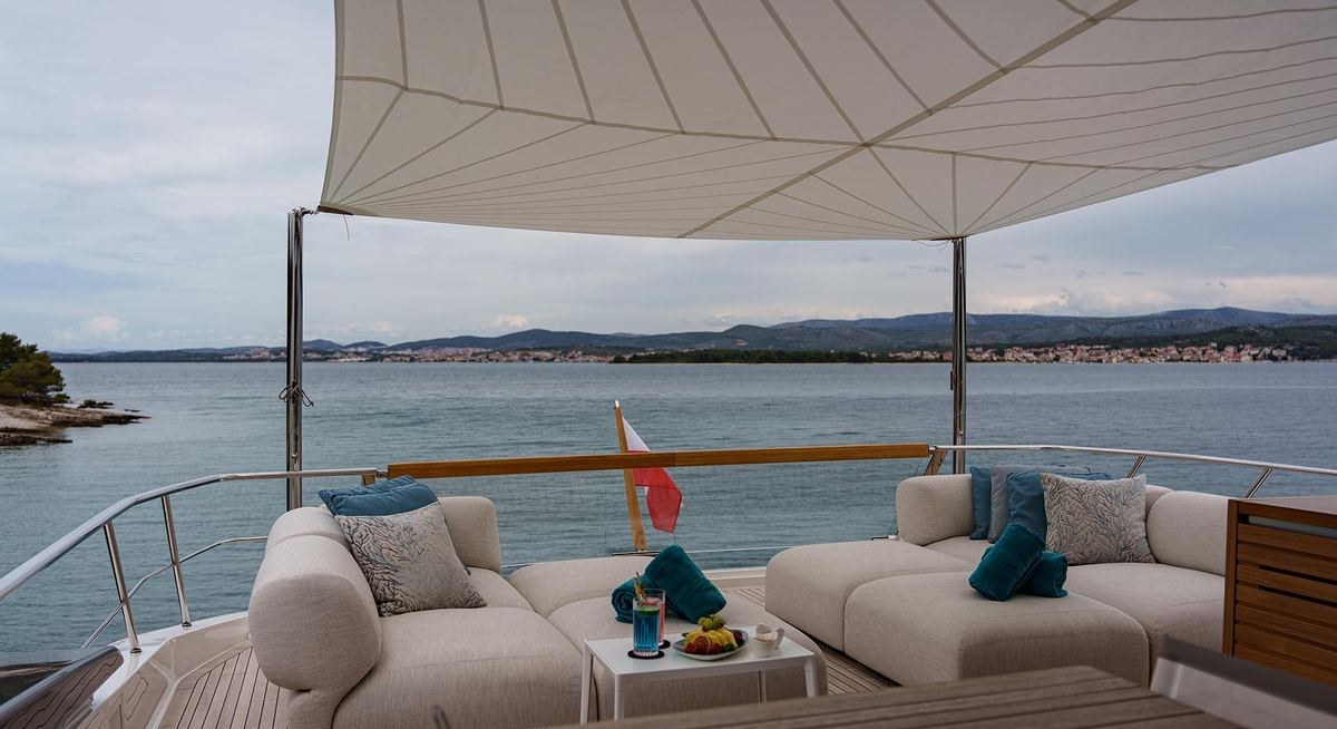 DESTINO yacht charter 3
