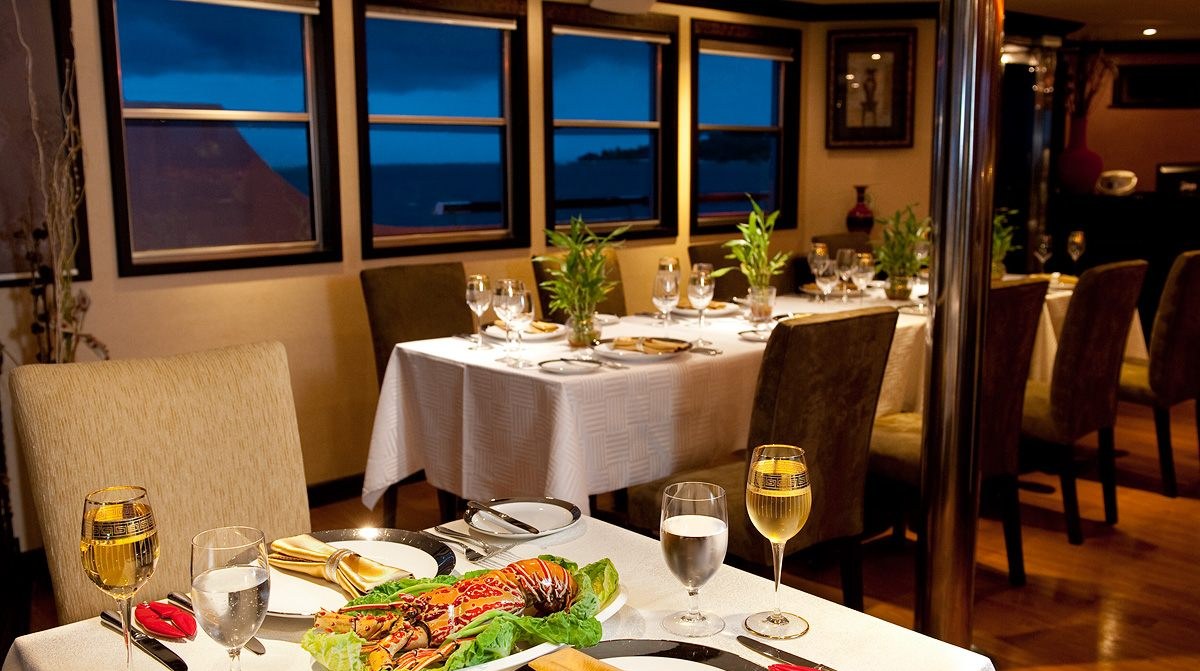 DHAAINKAN'BAA yacht charter 5
