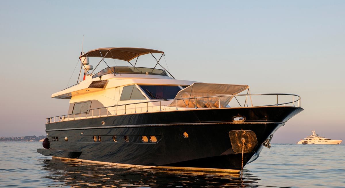 DIAMS yacht charter 1