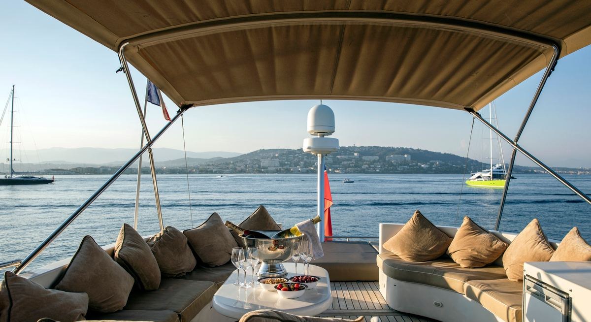 DIAMS yacht charter 3