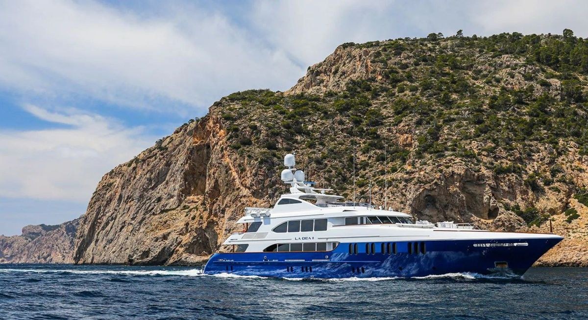 DIRT POOR yacht charter 1
