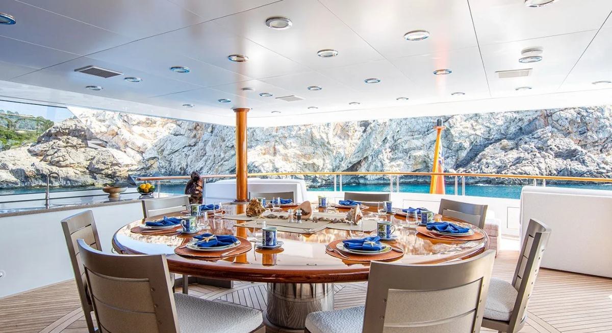 DIRT POOR yacht charter 3