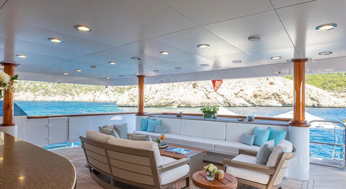 DIRT POOR yacht charter 4