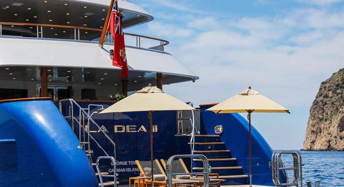 DIRT POOR yacht charter 5