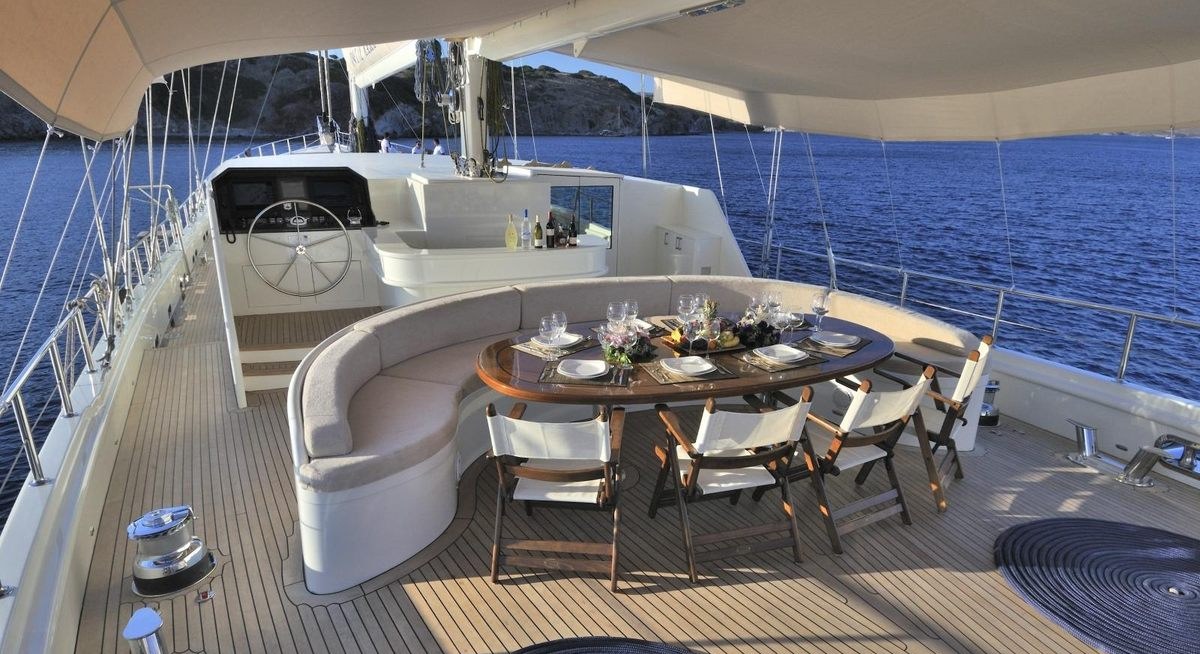 DOLCE MARE yacht charter 3