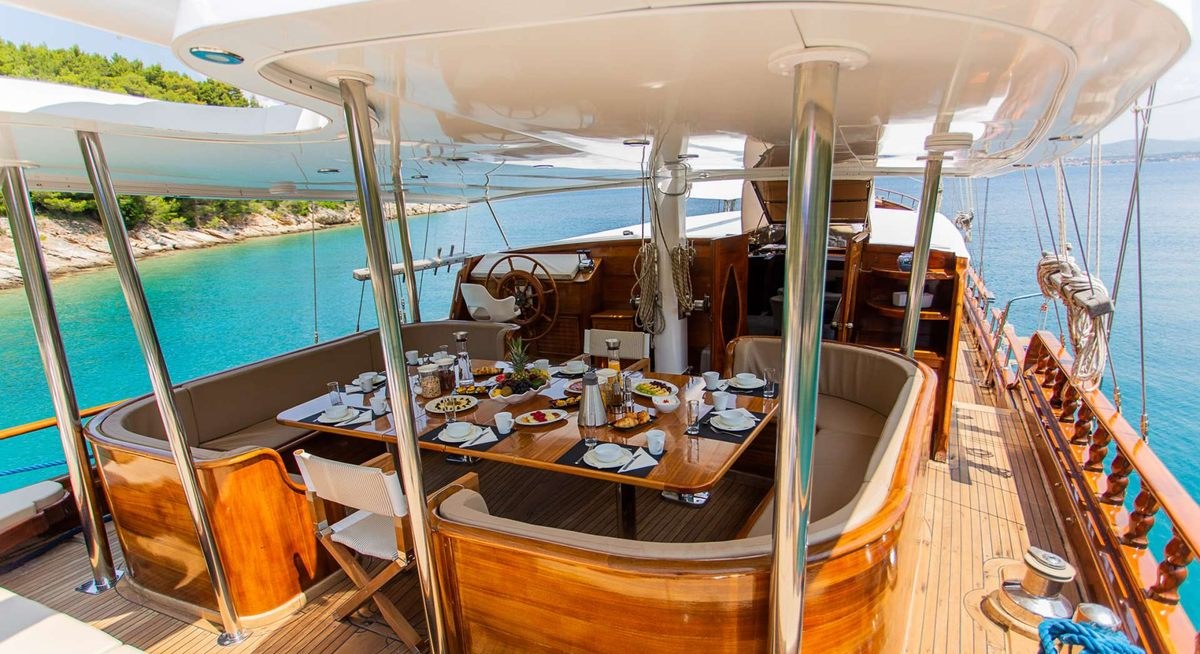 DOLCE VITA yacht charter 3