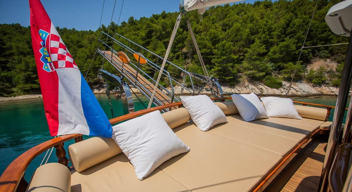 DOLCE VITA yacht charter 5