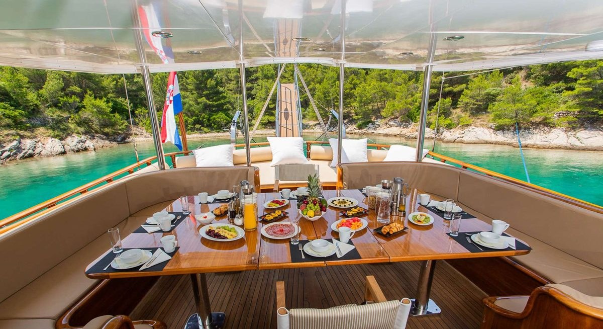 DOLCE VITA yacht charter 4