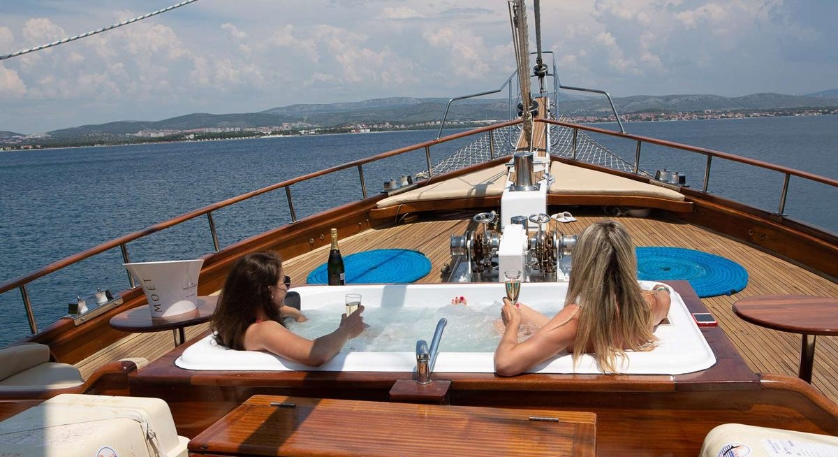 DOLCE VITA yacht charter 2