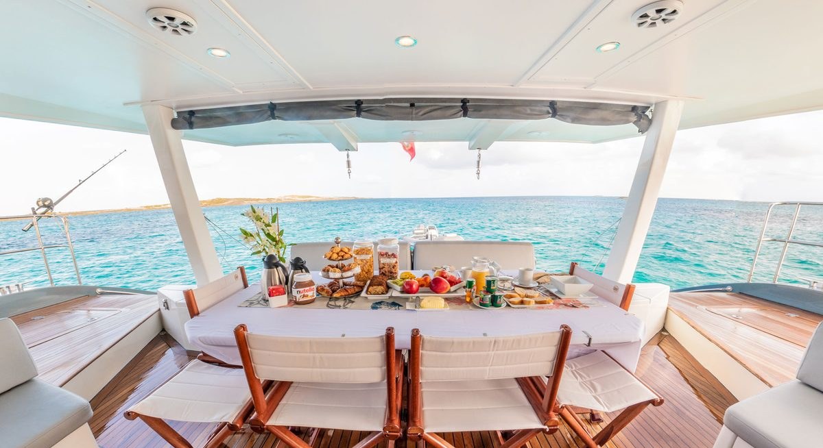 DOLCEVITACAT yacht charter 3