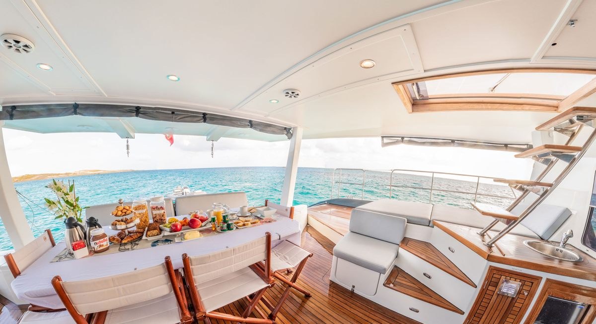 DOLCEVITACAT yacht charter 2