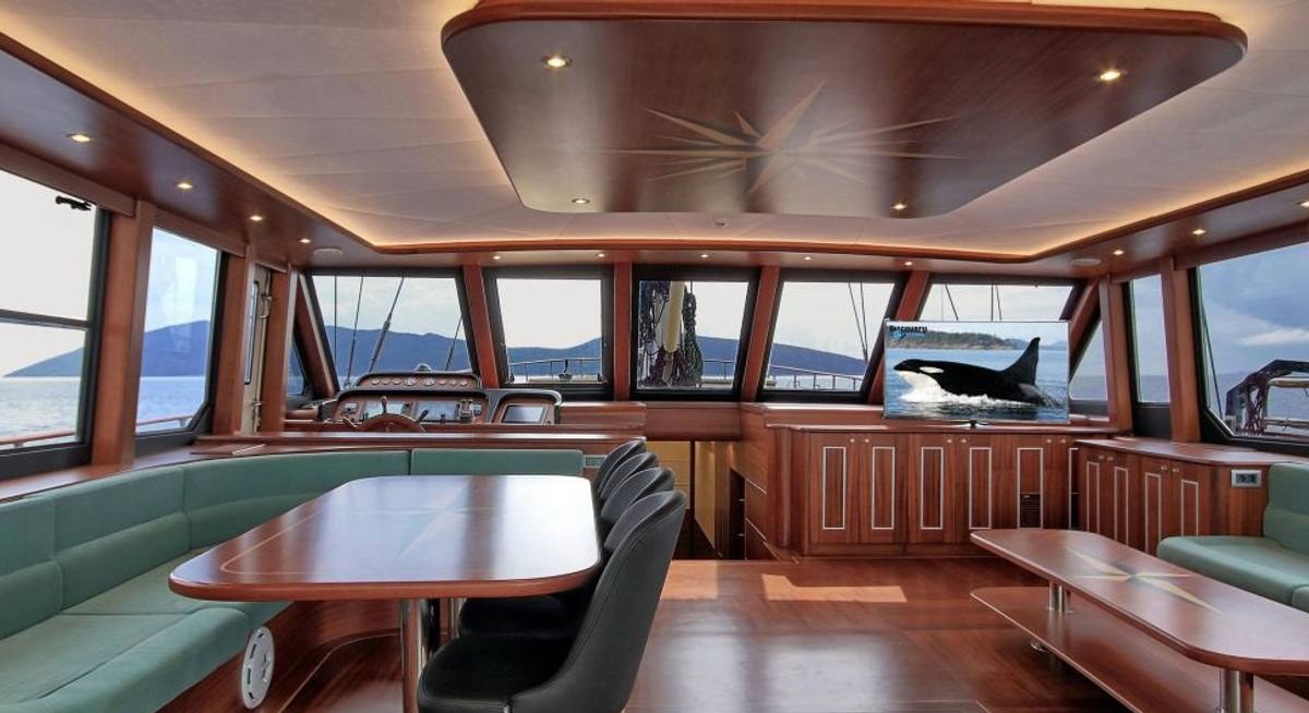 DRAGONFLY yacht charter 1