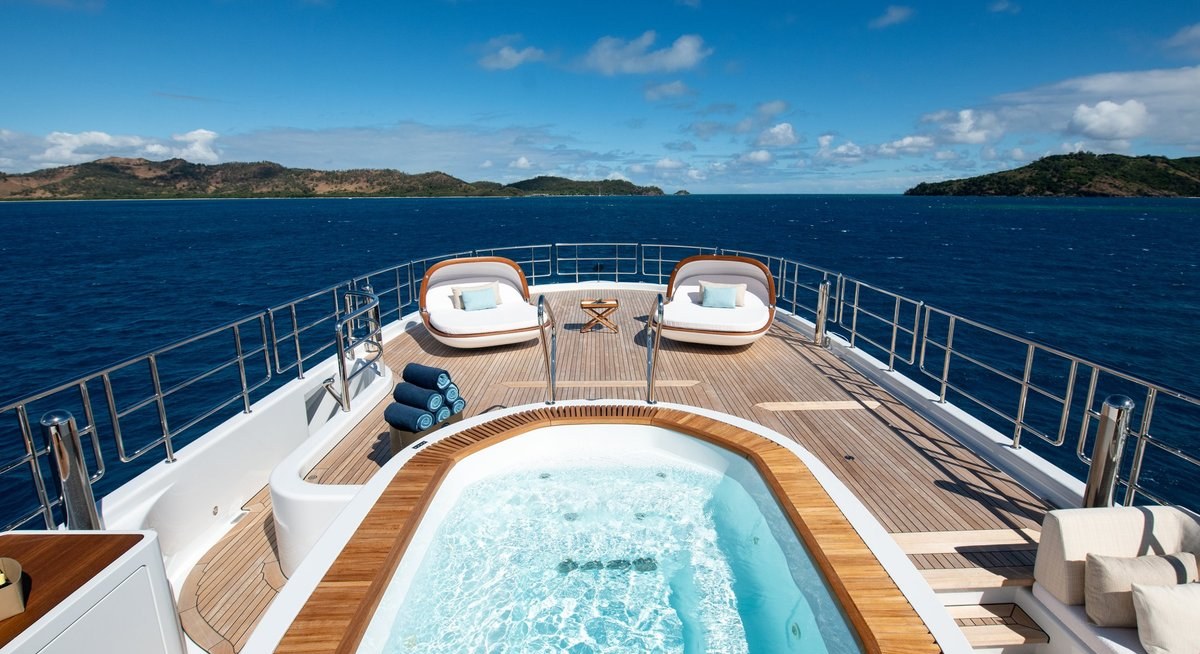 DRIFTWOOD yacht charter 3