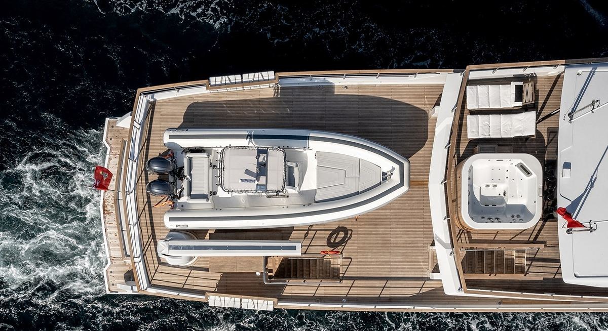 EAU LA LA yacht charter 5