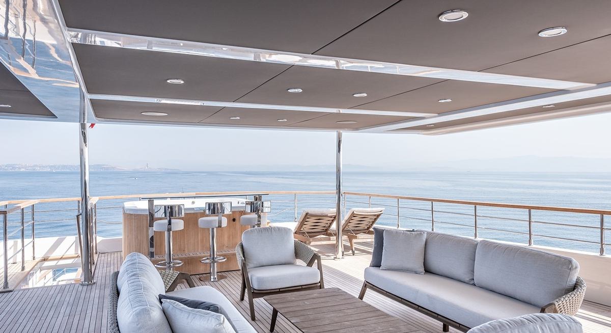 EAU LA LA yacht charter 3