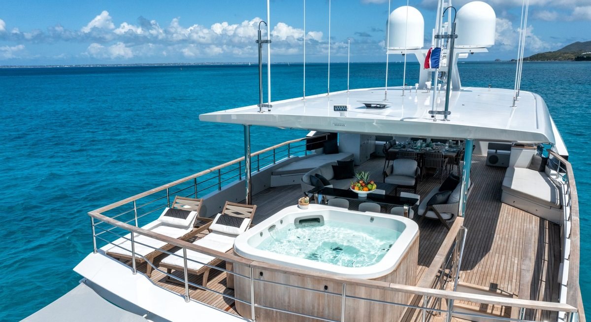 EAU LA LA yacht charter 2