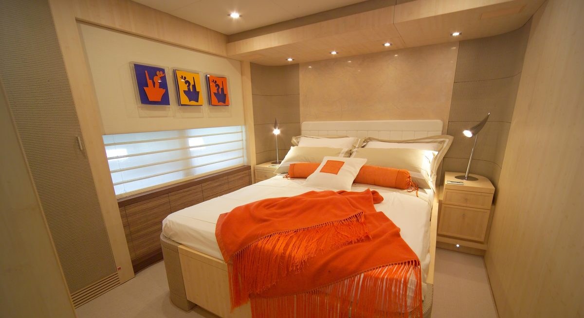 EL DISPARO yacht charter 2
